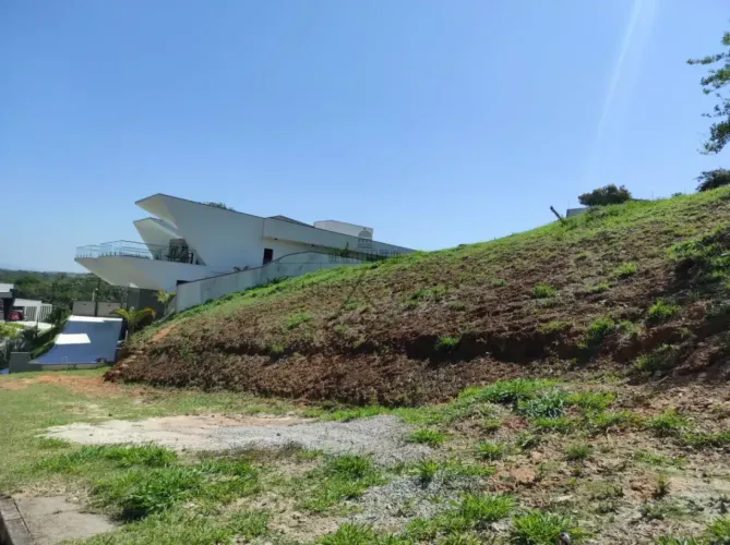 Lindo Terreno com 900m² - desnível para rua o que permite construir uma casa com a área go
