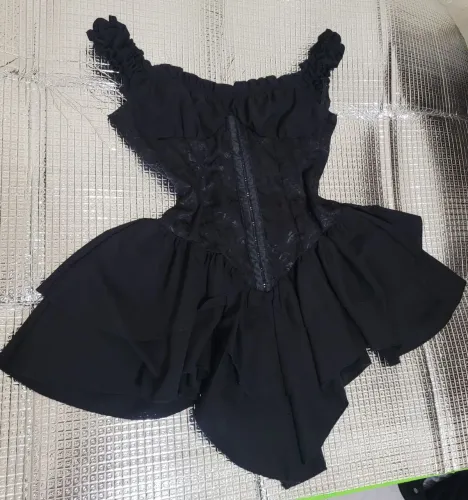 Vestido preto corset e rodado