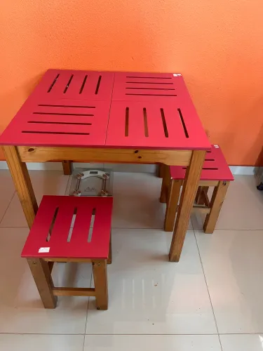 Mesa com banquetas - semi nova