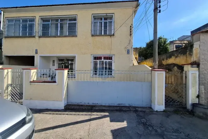 Casa Térrea de Frente, 2 Quartos, Sol da Manhã, à Venda em Vista Alegre - Rio de Janeiro -