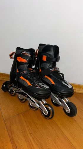 Patins Gonew Flexx 2.0 na cor preto e laranja.