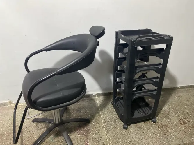 Cadeira de salão e carrinho auxiliar.