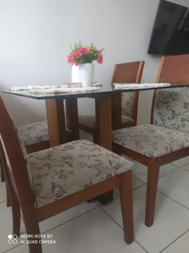 Mesa de 4 lugares de madeira maciça