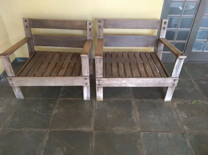 Poltronas em madeira rústica. 80 cm de largura x 71 cm de altura. Vintage. 170 reais cada.