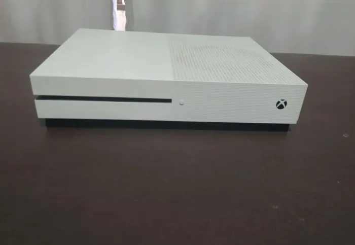 Xbox one a 1tb com controle de Xbox one preto