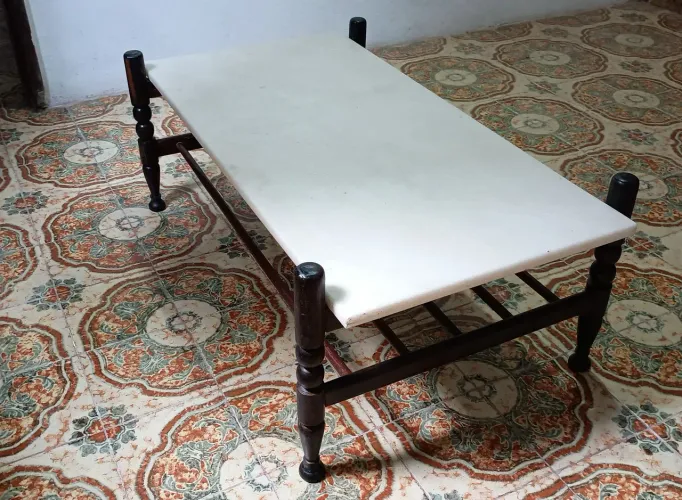 Mesa colonial de mármore Branco pés de madeira arredondado estilo vintag pintura original