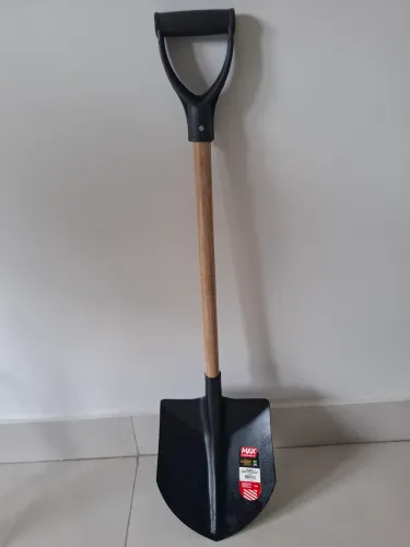 Uma pá de pedreiro.