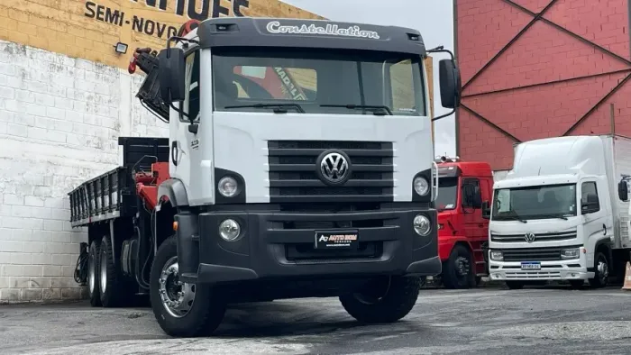 vw 31330 8x4 carroceria madeira munck palfinger PK3208