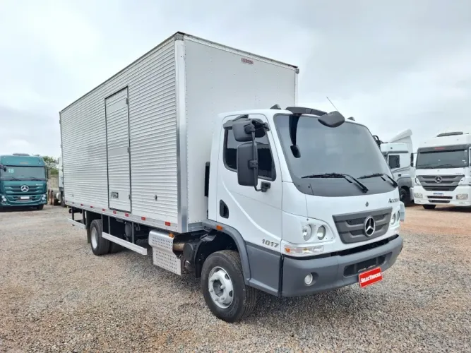 Mercedes Benz Accelo 1017 com Bau de 6,50m