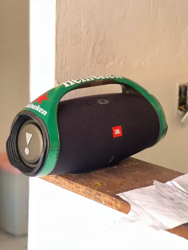 Bombox 2 disponível com carregador original bateria boa funcionando perfeitamente