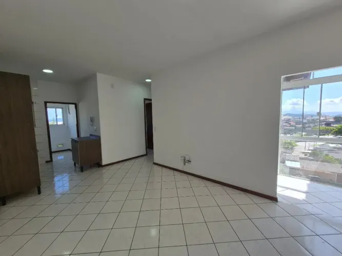 Alugo apartamento semi-mobiliado com 03 dormitórios, 01 vaga de garagem, em Capoeiras. Pré