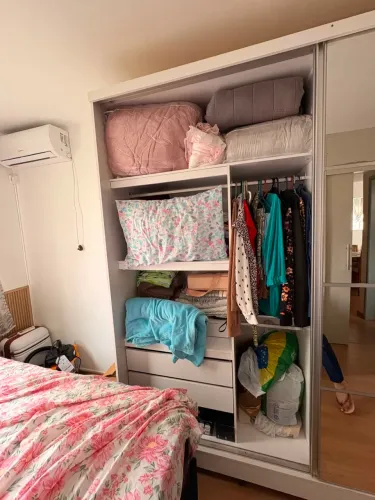 ? CAMA KING SIZE + GUARDA-ROUPA À VENDA