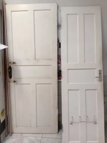 Portas de madeira maciça usadas