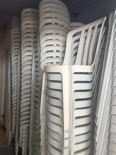 Vendo 400 cadeiras suporta 180 quilos