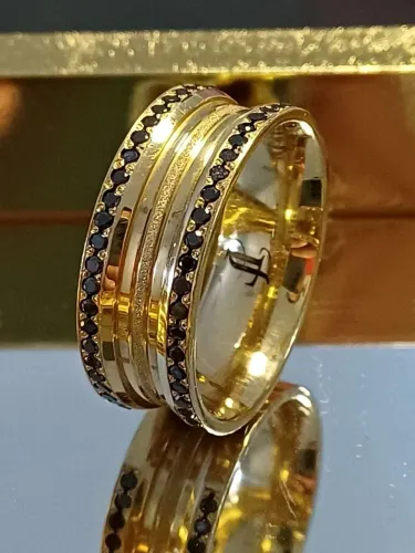 Aliança gigante em ouro 18k com diamantes negros