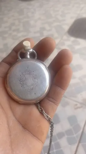 Antigo relógio de bolso confeccionado em prata 800 M/s 