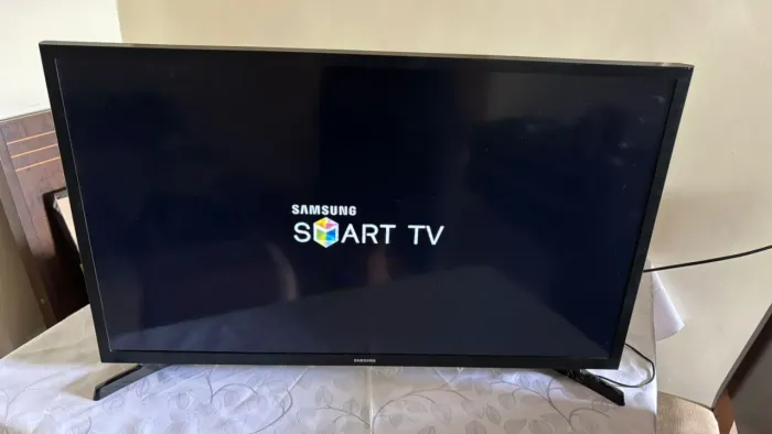 TV Samsung 32? Modelo UN32J4290AG Com suporte Funcionando 100% Sem marcas de uso 