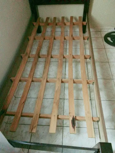Cama solteiro simples com 2 colchões.