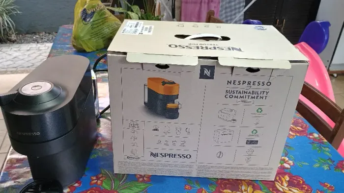 Vendo Cafeteira NESPRESSO pouco uso, quase nova