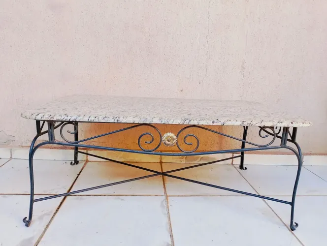 Mesa de centro de mármore e ferro