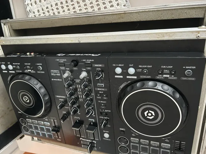 Ddj 400 + Case