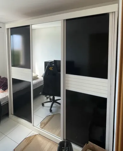 Armário 3 portas de correr com espelho externo