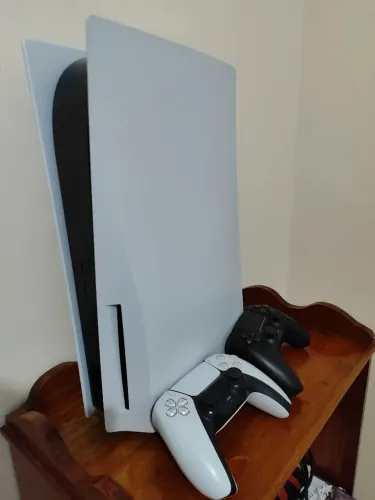PlayStation 5 - Leitor de Discos + 2 Controles