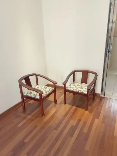 Poltronas em madeira de lei