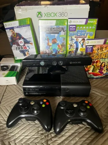 XBOX 360 completo! Acompanha sensor Kinect, 2 controles originais e 4 jogos.