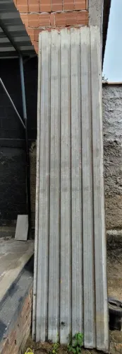 Vendo telha e madeira.