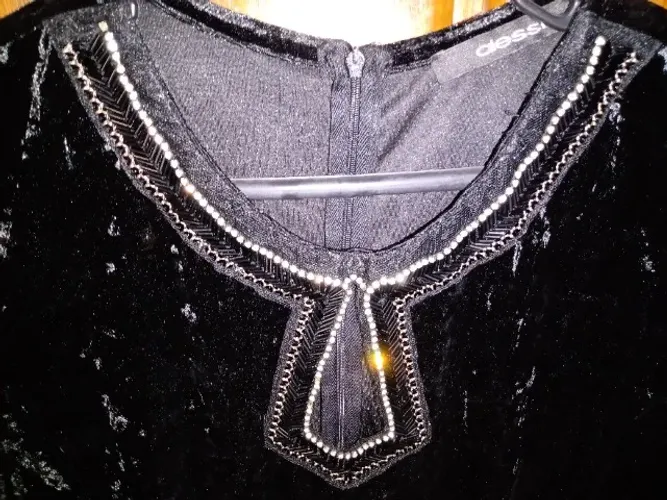Vestido preto de veludo molhado com detalhes no decote - Tamanho G - Sem uso