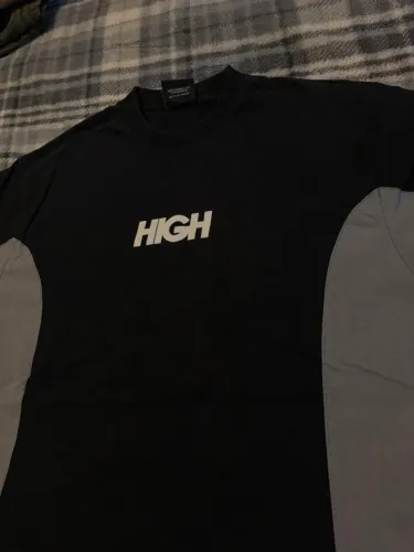 camiseta high tee banner preta