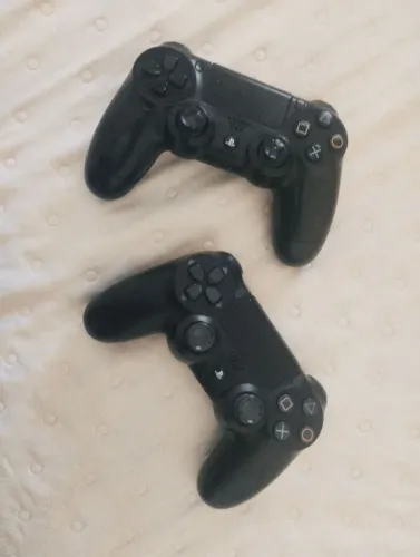 Dois controles originais PS4