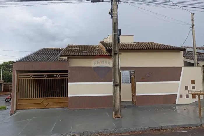 Casa com 2 quartos em localizaçao privilegiada!