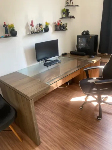 Mesa de vidro com cadeiras