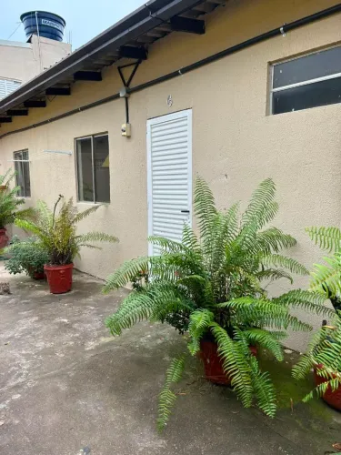 Alugo 03 (três) apartamentos padrão, reformados, com interfone e segurança na Arigolandia.