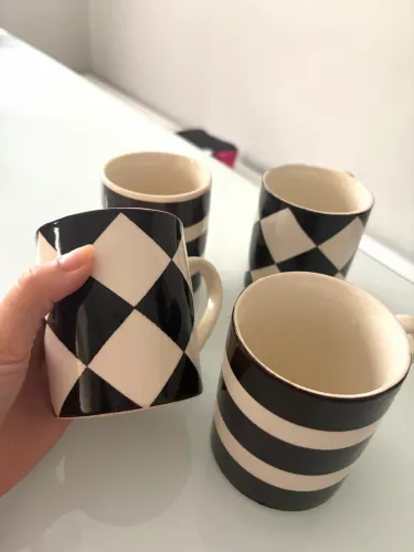 4 Canecas branca e preta