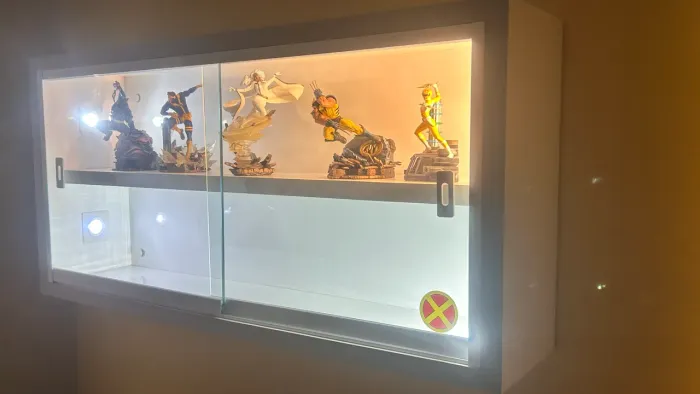 Expositor vitrine em madeira e vidro com elétrica.