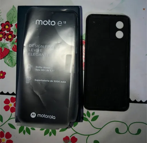 Vendo Moto E13 com a  caixa 64 gigas  acompanhar carregador em perfeito estado 