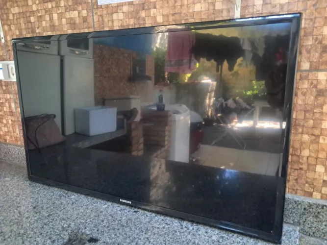 02 televisores com defeito