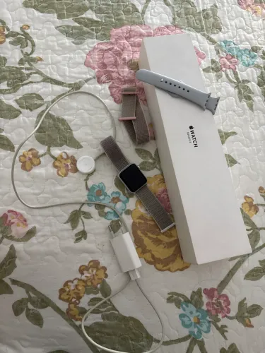 Apple Watch S3 completo! Caixa, cabo original + 2 pulseiras extras. Marcas de uso.