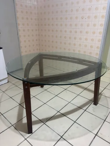 Mesa de vidro e madeira com 4 cadeiras 
