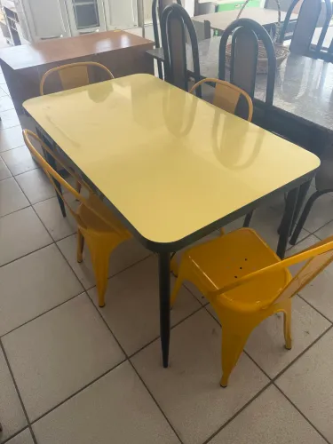 Mesa em madeiras com 4 cadeiras de ferro 