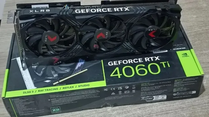 Placa de Vídeo Nvidia RTX 4060 TI 8GB PNY XLR8 Gaming RGB Triple Fan