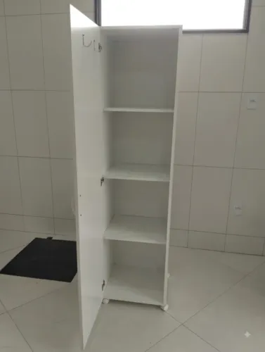Armário Multiuso Branco com Prateleiras e Rodinhas - 1,71m Excelente Estado