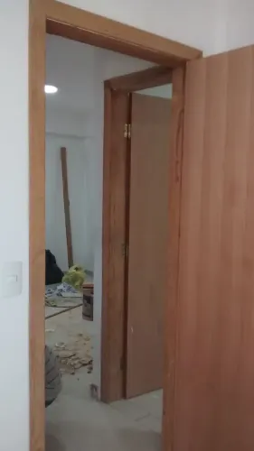 Marceneiro de instalação de portas 