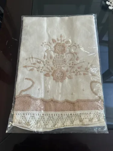 Toalha de lavabo bordada 