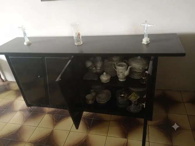 Mesa em laca com vidro no centro, seis cadeiras, arca com quatro portas em laca preta