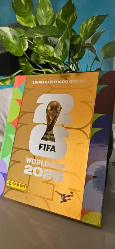 Album capa dura dourado copa 2026, com mais de 500 figurinhas ja coladas. Produto novo.
