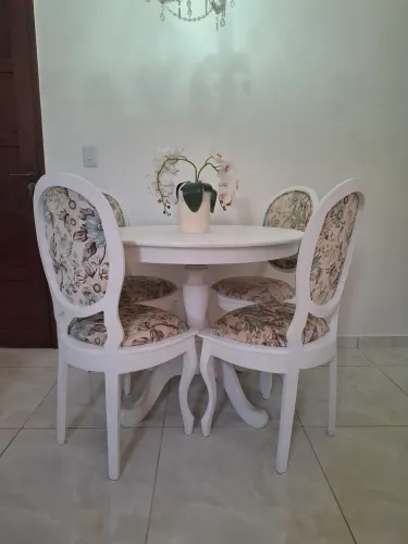 Conjunto de 4 cadeiras medalhão e mesa provençal